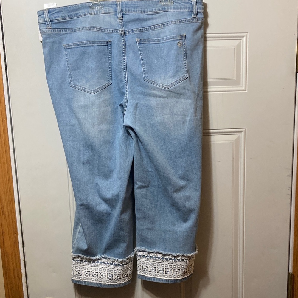 Susan Graver Women’s Light Blue Cropped‎ Lace-Hem Jeans 18WP NWT